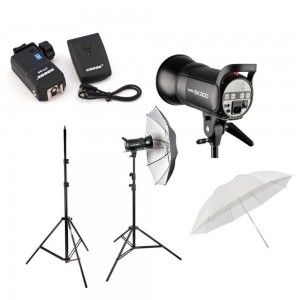 KIT APOLO II (2 FLASHES GREIKA SK300, 1 RADIO FLASH, 2 TRIPES, 2 SOMBRINHAS)600WS